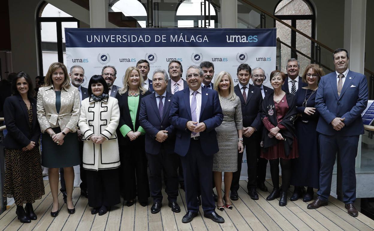 El rector, José Ángel Narváez, con su equipo de gobierno, tras la toma de posesión de sus cargos. 