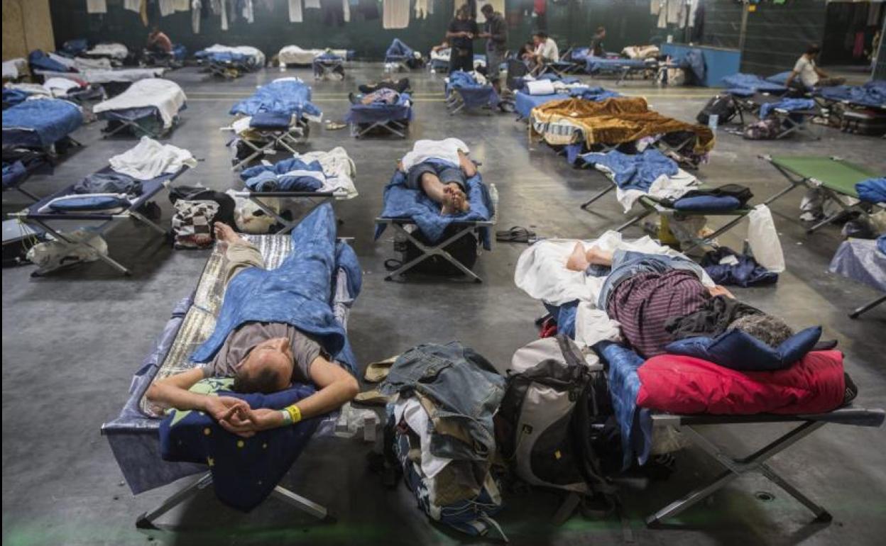 Varias personas descansan en el centro de refugiados de Neu-Isenburg, cerca de Fráncfort.