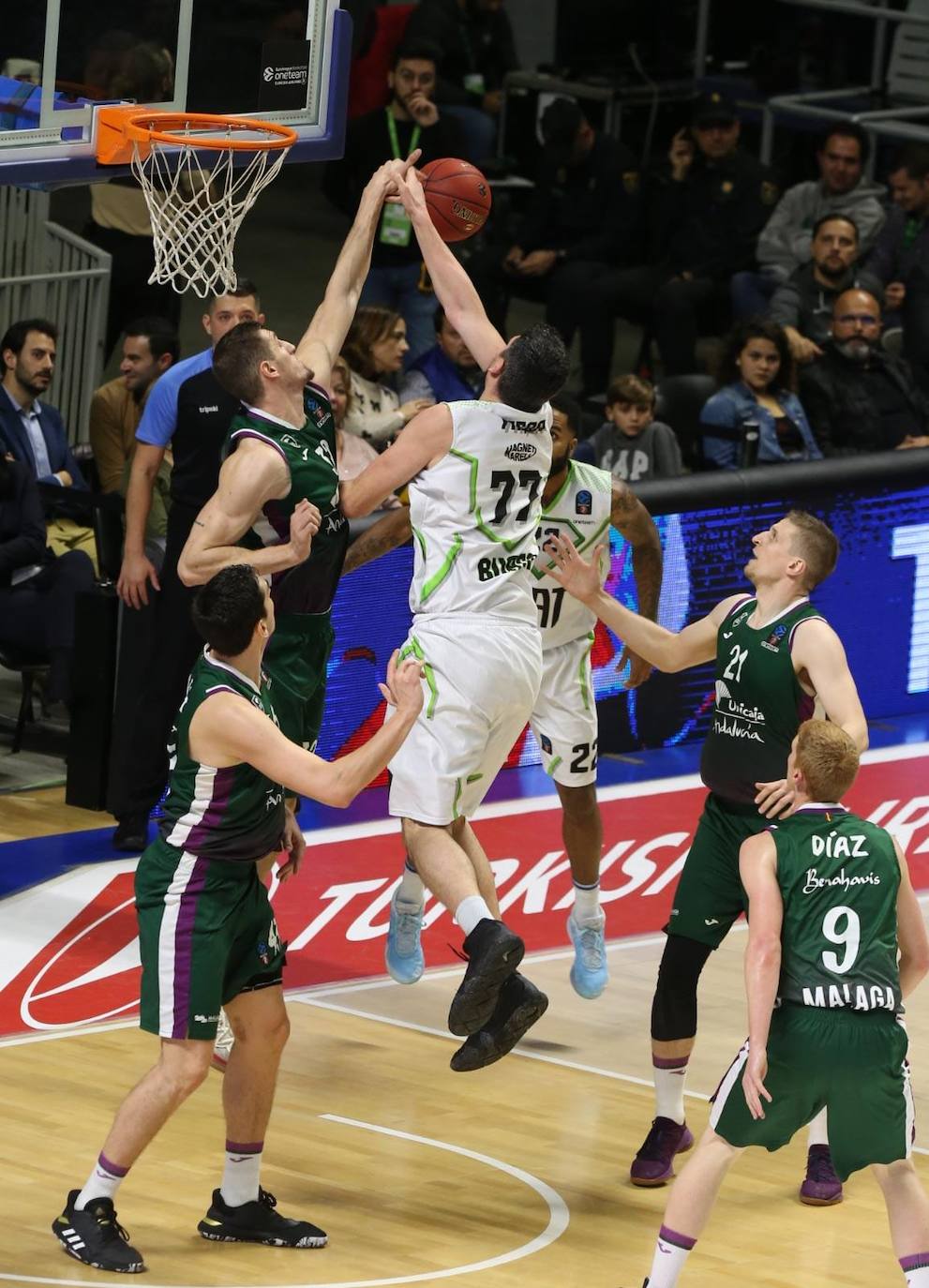 El conjunto malagueño recibió al equipo turco en un partido clave cara a la siguiente fase de la Eurocup