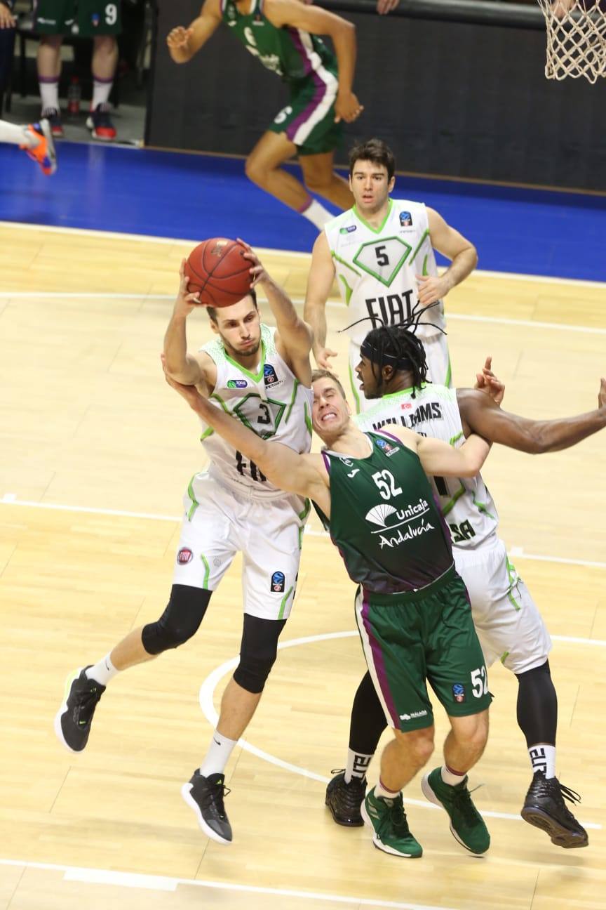 El conjunto malagueño recibió al equipo turco en un partido clave cara a la siguiente fase de la Eurocup