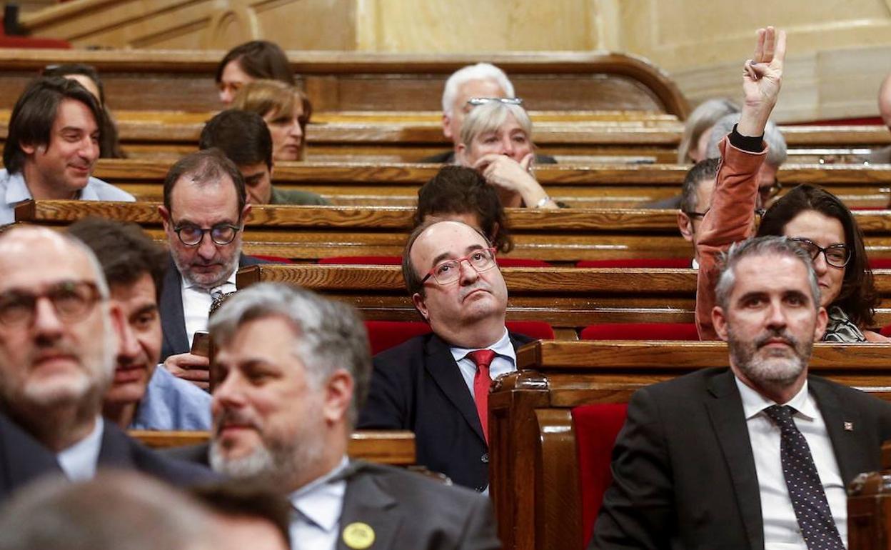 El socialista Miquel Iceta, en el centro, durante el pleno en el Parlament catalán.