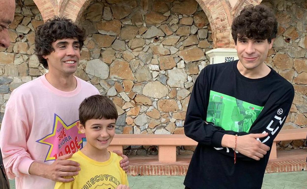 Javier Ambrossi y Javier Calvo, con Guille Márquez. 