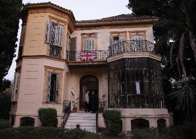 Imagen secundaria 1 - Arriba, el cineasta José Antonio Hergueta, durante el rodaje en un palacete del Limonar, cuya fachada se puede ver en la foto de abajo. A la derecha, el espía Arthur Koestler (blanco y negro) y su más que parecido con el actor Pedro Casablanc