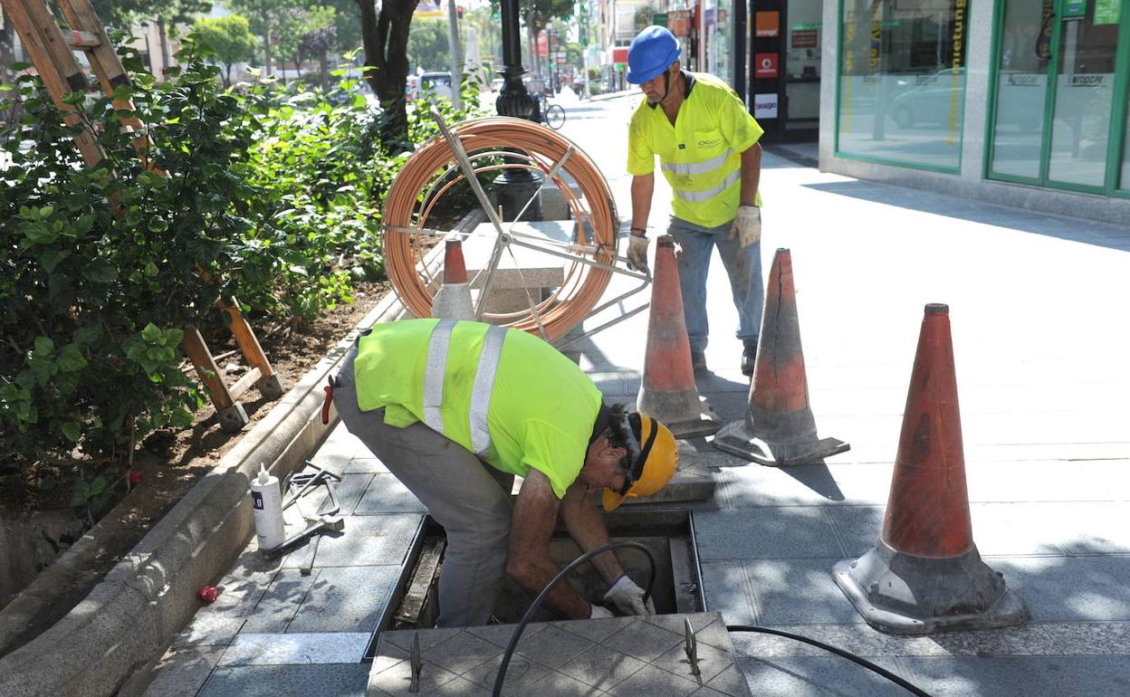 Operarios instalan fibra óptica en Marbella. 