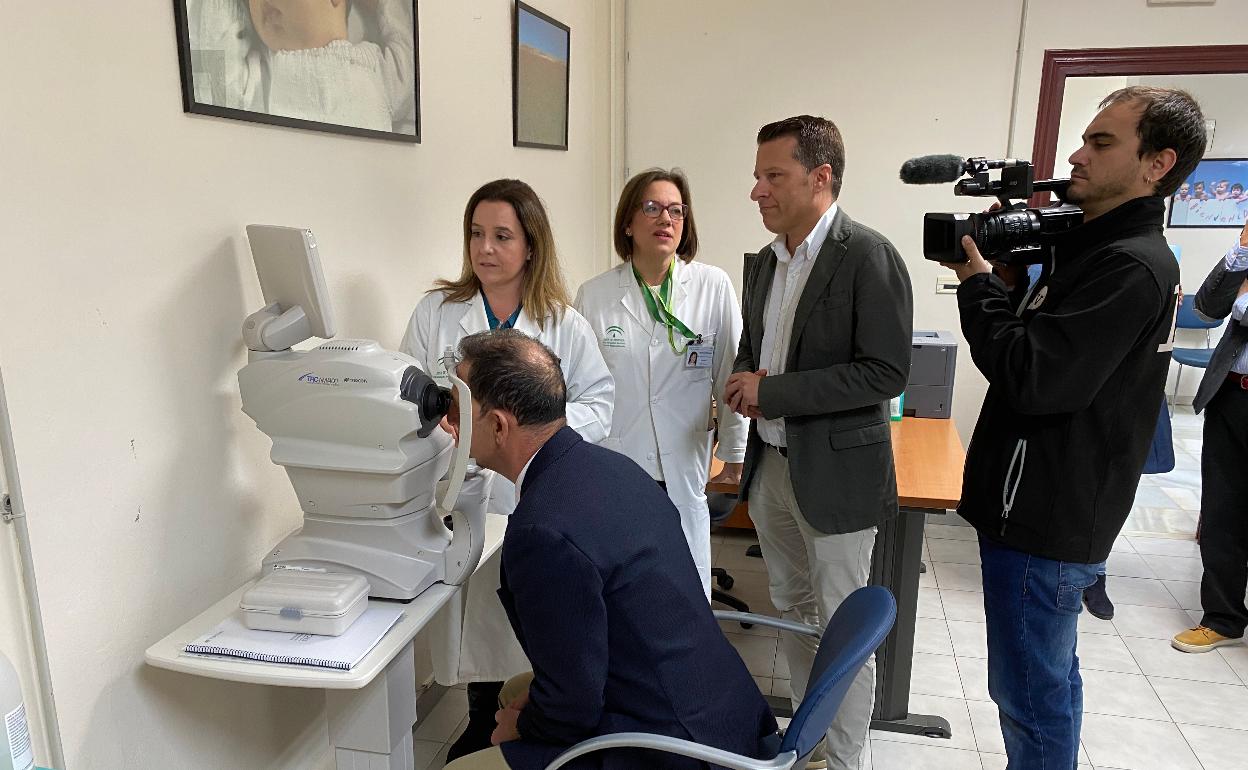 El delegado de Salud, Carlos Bautista, este jueves en el centro de salud de Torrox. 