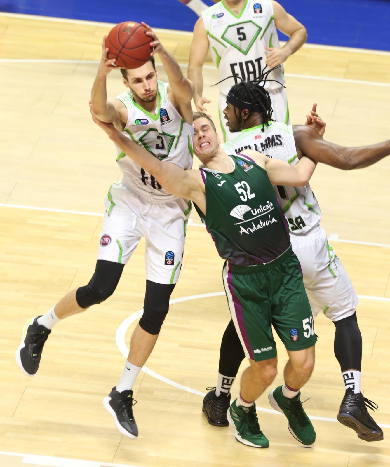 El conjunto malagueño recibió al equipo turco en un partido clave cara a la siguiente fase de la Eurocup