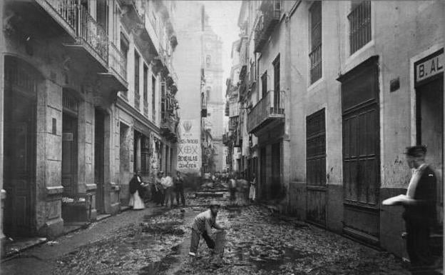 Calle San Juan tras las inundaciones de 1907. 