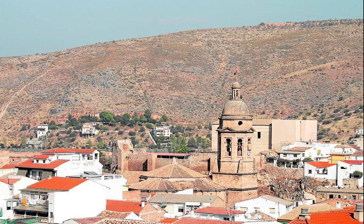 El casco antiguo de Loja con el telón de fondo de su sierra.