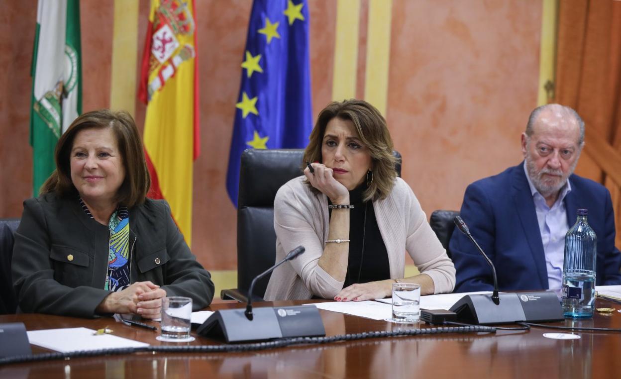 Susana Díaz, María José Sánchez Rubio y Fernando Rodríguez Villalobos, ayer en Sevilla. 