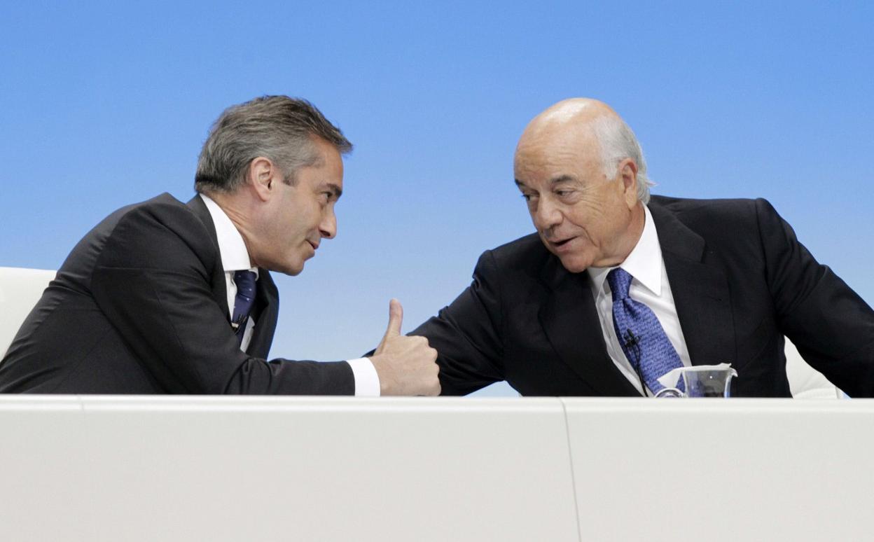 El exconsejero delegado de BBVA, Ángel Cano, y el expresidente del banco, Francisco González, en la junta de accionistas de 2015. :: efe