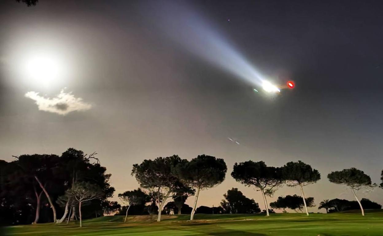 Espectacular imagen de la luna esta tarde sobre el campo de golf de Guadalmar 