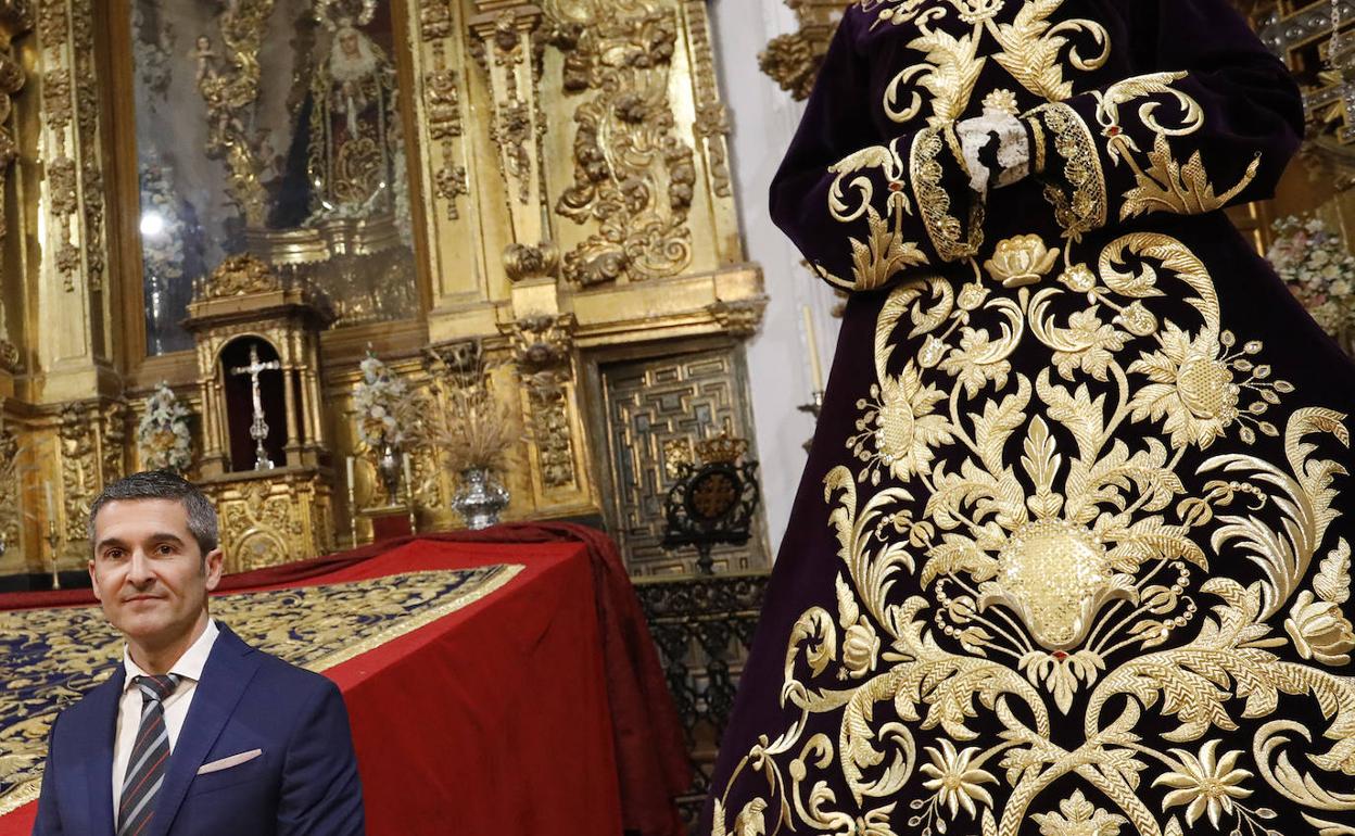 Sebastián Marchante restaura un manto de Reynes Casadevall y hace una nueva saya para el Socorro