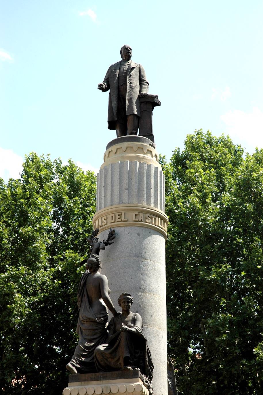 Monumento al político malagueño, en Madrid, frente al Senado