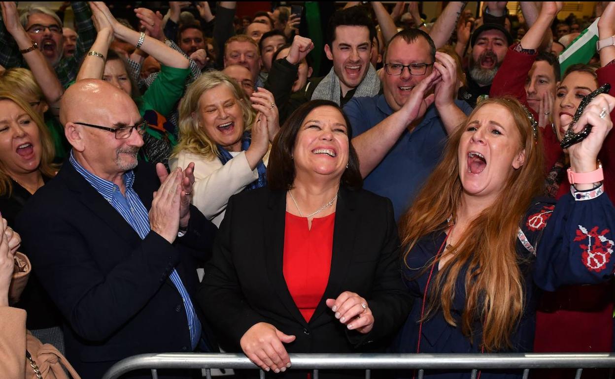 La líder del Sinn Fein, Mary Lou McDonald, celebra los resultados.