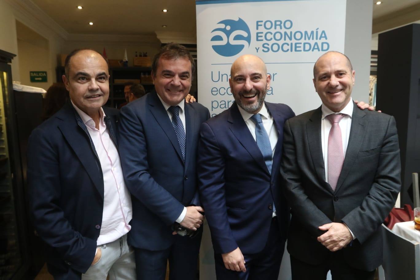 El Foro de Economía invita a Jaime Ordóñez. En la foto, Daniel Pastor, Jesús Fortes, Jaime Ordóñez y Julio Andrade.
