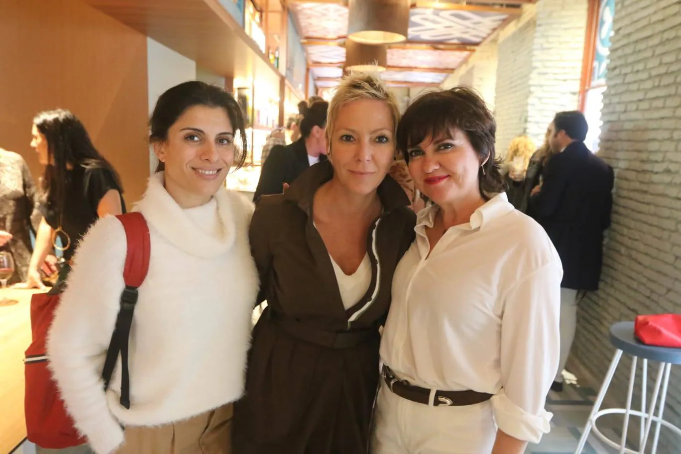 El grupo de mujeres que conforma Que trabaje Rita se reúneen el restaurante Casa Amigos en su quedada mensual. En la foto, Inmaculada Muñoz, Beatriz Benavides y Raquel Alguacil.