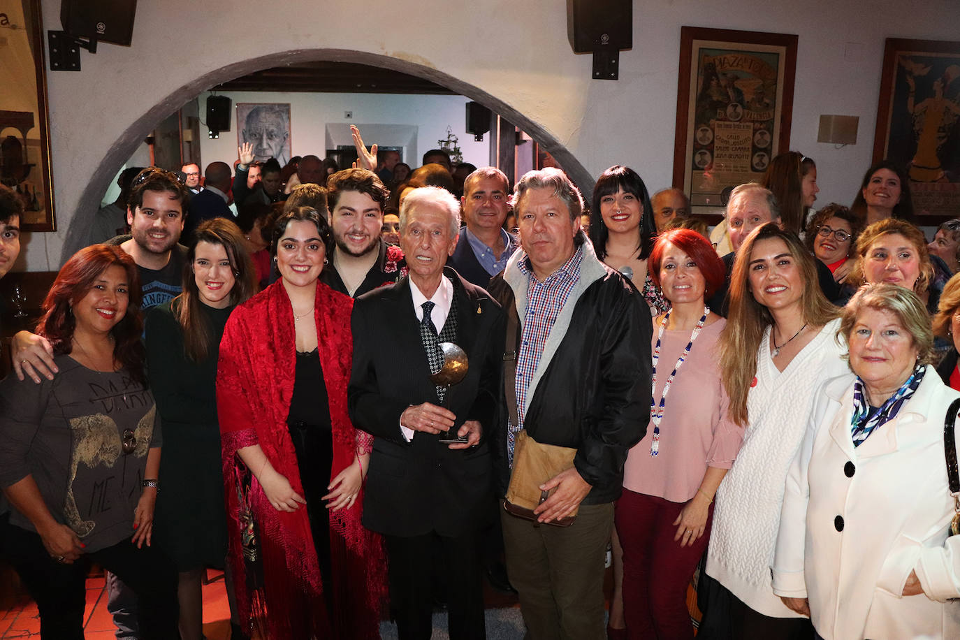 Los tradicionales Lunares de El Pimpi organizan un encuentro con el artista Pepe Soto en el Palomar Pablo Picasso. Foto de familia con el público asistente.