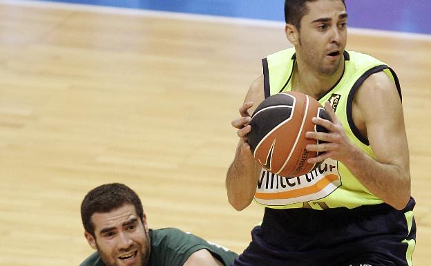 Carlos Cabezas pelea por un balón con Juan Carlos Navarro en la Copa de 2007.