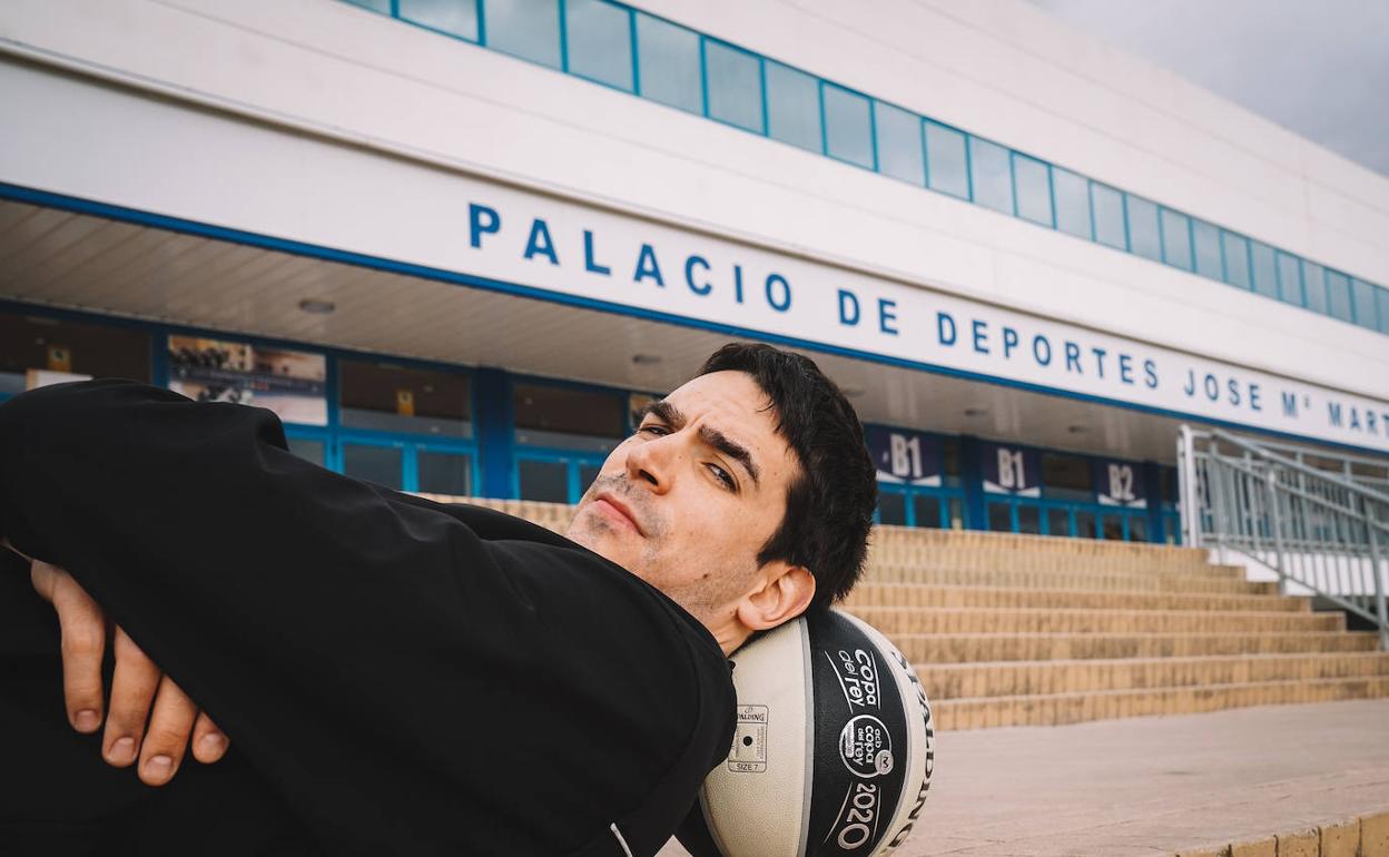 Carlos Suárez posa tumbado delante del Palacio de los Deportes. 