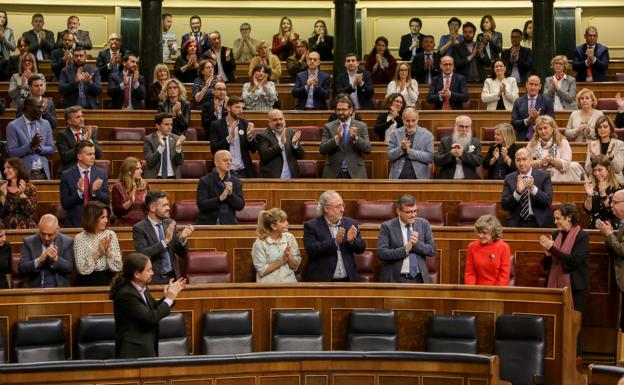 La exministra de Sanidad María Luisa Carcedo (derecha, abajo) recibe el aplauso de los diputados tras defender la proposición de ley de eutanasia.