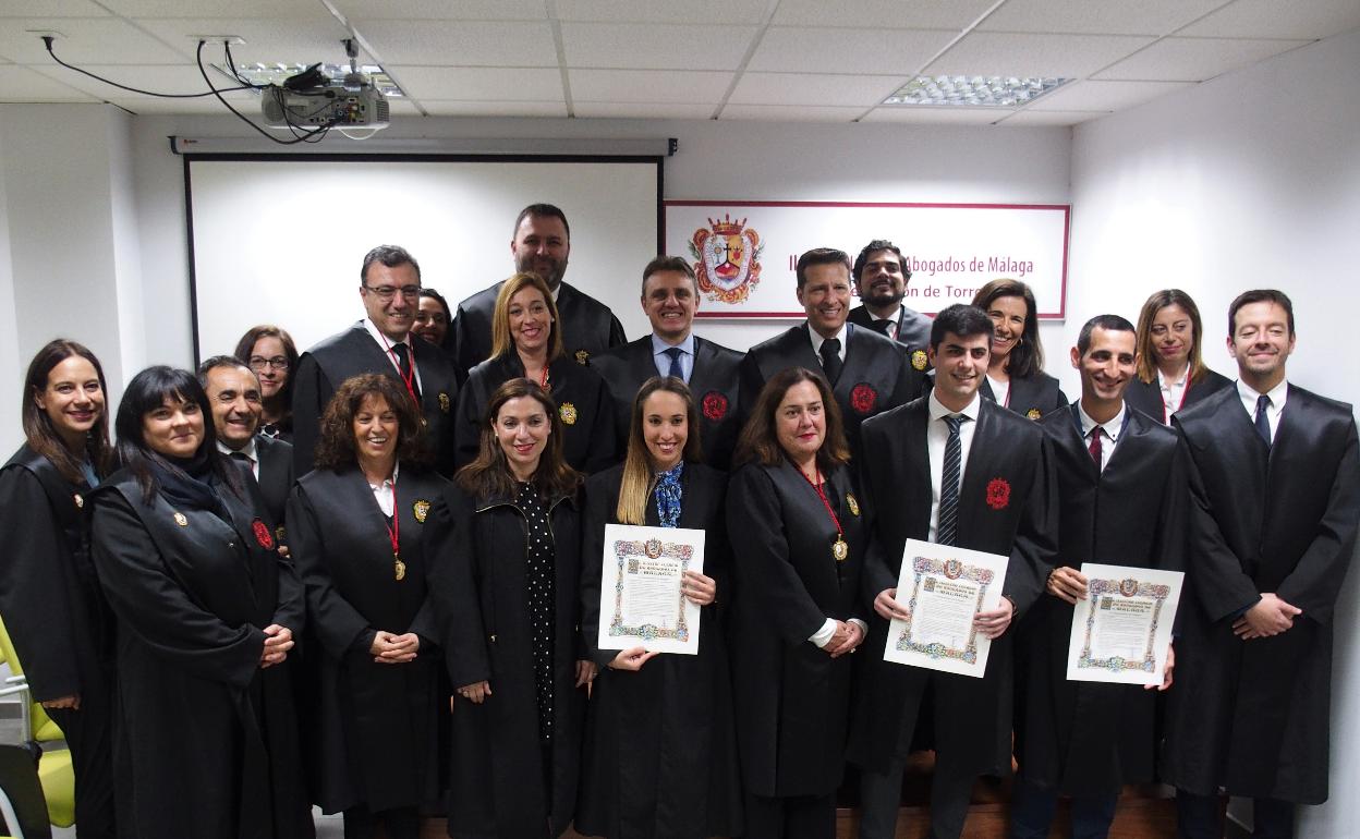 Foto de familia de los nuevos colegiados, este martes en Torrox. 