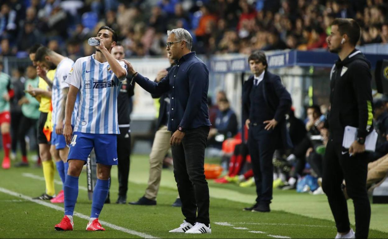 Pellicer habla con Luis en presencia del segundo entrenador, Manolo Sánchez. 