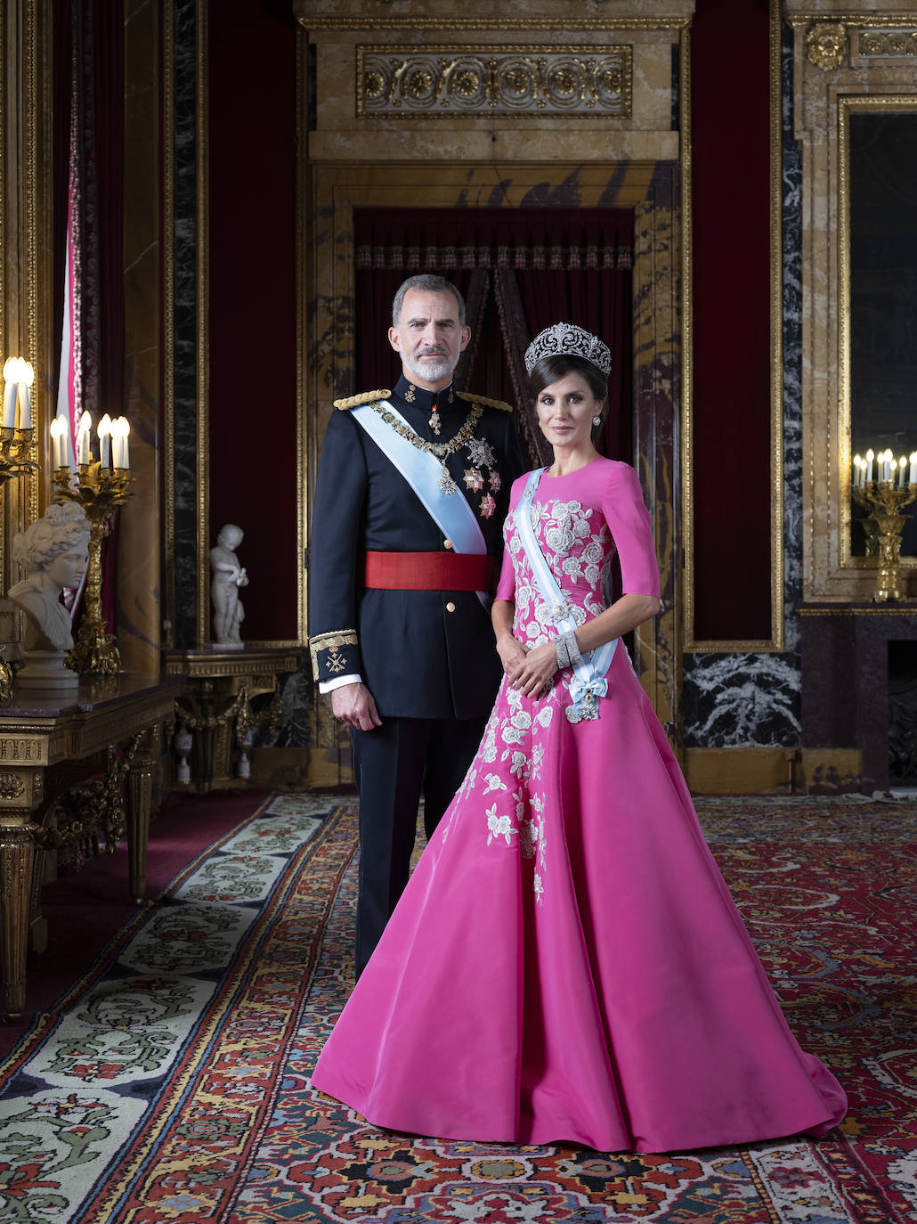 Los Reyes, con los trajes de gala de gala.