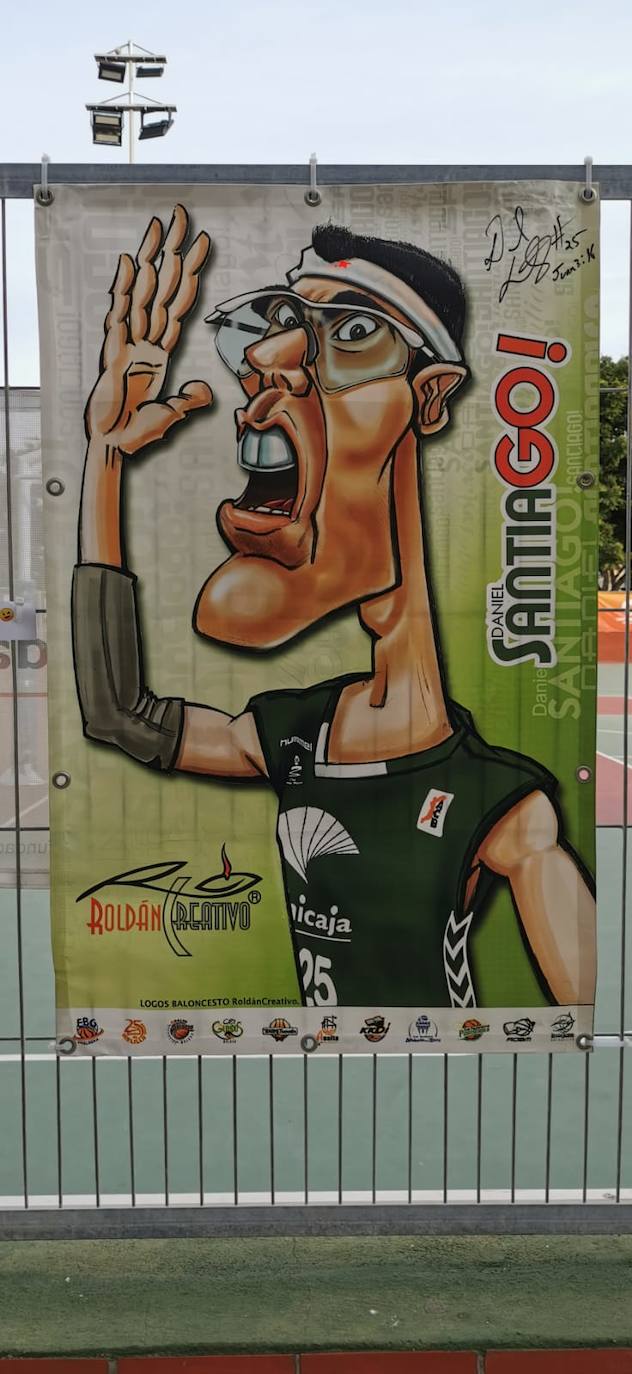 Fotos: Exposición de carteles y caricaturas de baloncesto de Jesús Roldán