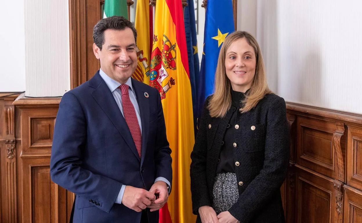 El presidente de la Junta de Andalucía, Juanma Moreno, y la vicepresidenta del Banco Europeo de Inversiones (BEI), Emma Navarro, en Bruselas. 