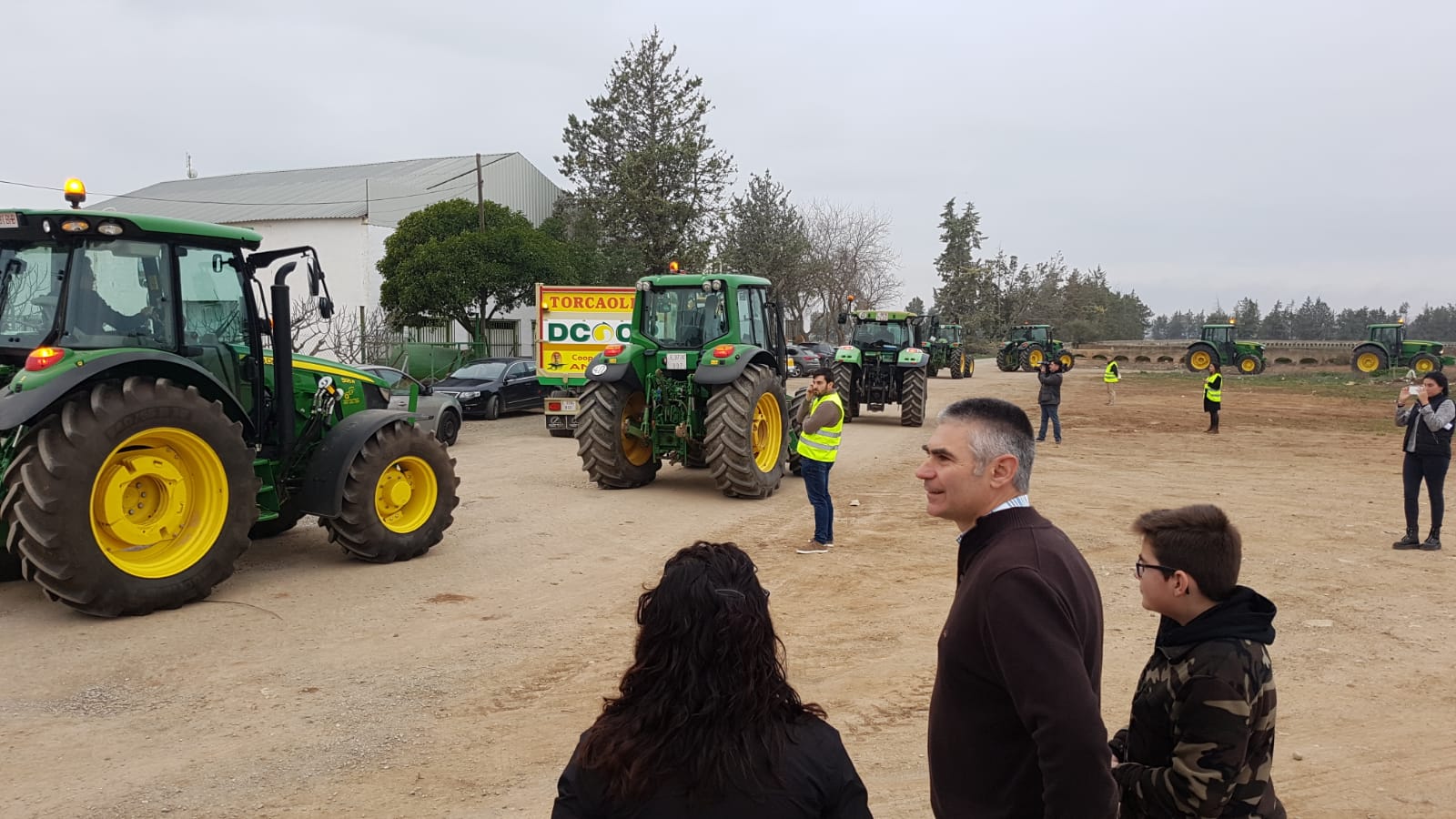 Las manifestaciones de agricultores y ganaderos que están recorriendo España desde el pasado mes de enero para protestar contra los bajos precios del aceite de oliva y de los productos hortofrutícolas han llegado a la provincia con una gran tractorada en el municipio de Antequera.