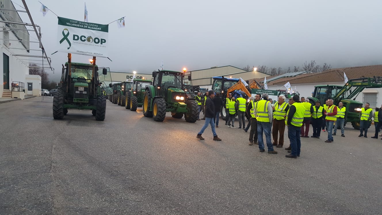 Las manifestaciones de agricultores y ganaderos que están recorriendo España desde el pasado mes de enero para protestar contra los bajos precios del aceite de oliva y de los productos hortofrutícolas han llegado a la provincia con una gran tractorada en el municipio de Antequera.