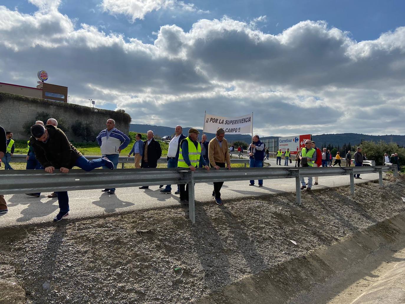 Las manifestaciones de agricultores y ganaderos que están recorriendo España desde el pasado mes de enero para protestar contra los bajos precios del aceite de oliva y de los productos hortofrutícolas han llegado a la provincia con una gran tractorada en el municipio de Antequera.