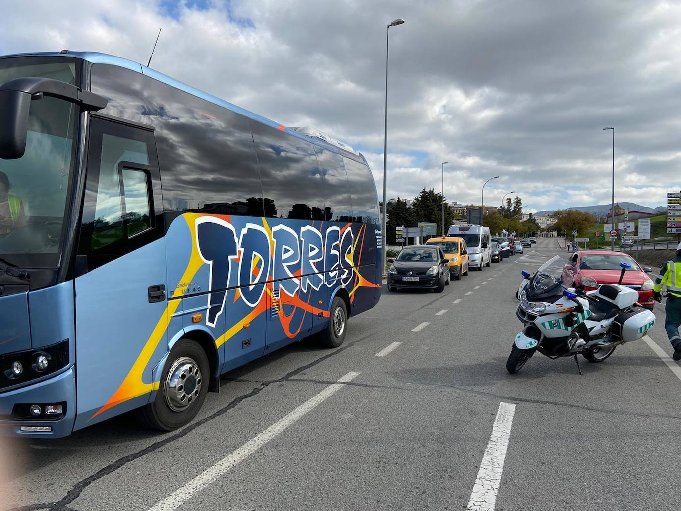 Las manifestaciones de agricultores y ganaderos que están recorriendo España desde el pasado mes de enero para protestar contra los bajos precios del aceite de oliva y de los productos hortofrutícolas han llegado a la provincia con una gran tractorada en el municipio de Antequera.