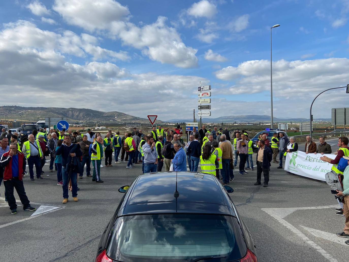 Las manifestaciones de agricultores y ganaderos que están recorriendo España desde el pasado mes de enero para protestar contra los bajos precios del aceite de oliva y de los productos hortofrutícolas han llegado a la provincia con una gran tractorada en el municipio de Antequera.