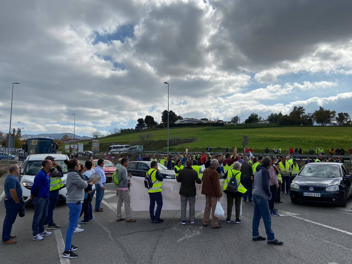 Las manifestaciones de agricultores y ganaderos que están recorriendo España desde el pasado mes de enero para protestar contra los bajos precios del aceite de oliva y de los productos hortofrutícolas han llegado a la provincia con una gran tractorada en el municipio de Antequera.