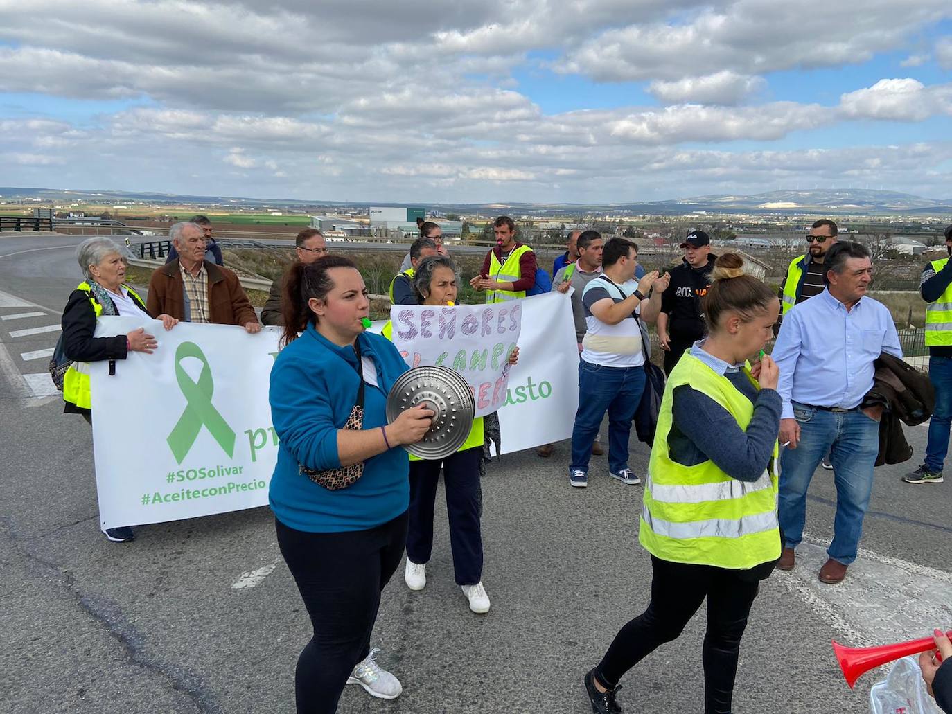 Las manifestaciones de agricultores y ganaderos que están recorriendo España desde el pasado mes de enero para protestar contra los bajos precios del aceite de oliva y de los productos hortofrutícolas han llegado a la provincia con una gran tractorada en el municipio de Antequera.