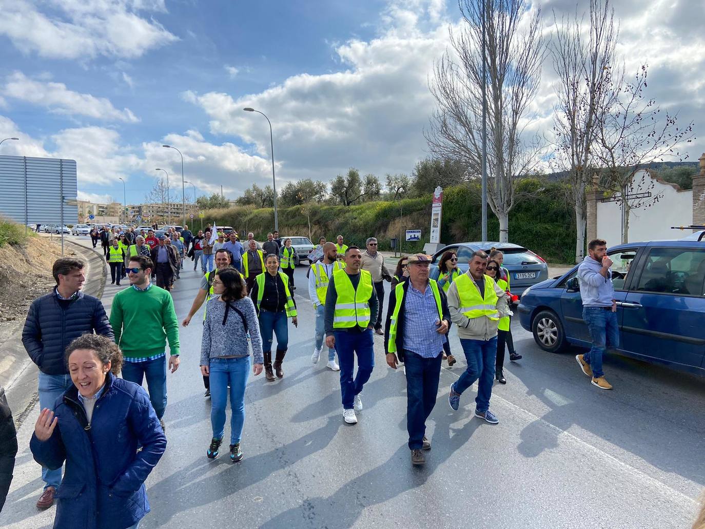 Las manifestaciones de agricultores y ganaderos que están recorriendo España desde el pasado mes de enero para protestar contra los bajos precios del aceite de oliva y de los productos hortofrutícolas han llegado a la provincia con una gran tractorada en el municipio de Antequera.