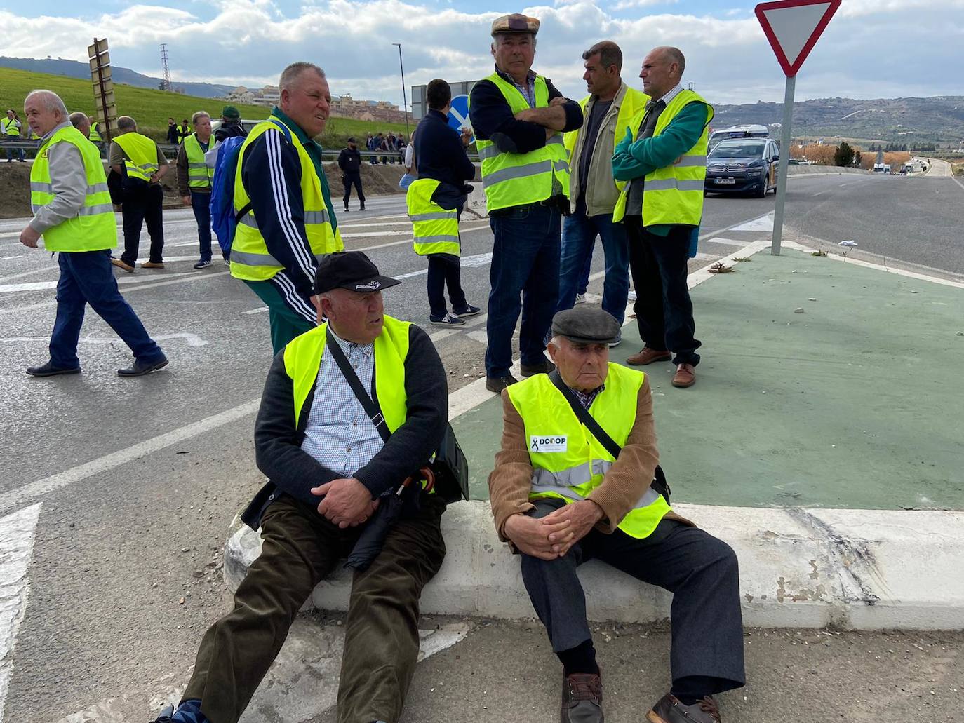 Las manifestaciones de agricultores y ganaderos que están recorriendo España desde el pasado mes de enero para protestar contra los bajos precios del aceite de oliva y de los productos hortofrutícolas han llegado a la provincia con una gran tractorada en el municipio de Antequera.