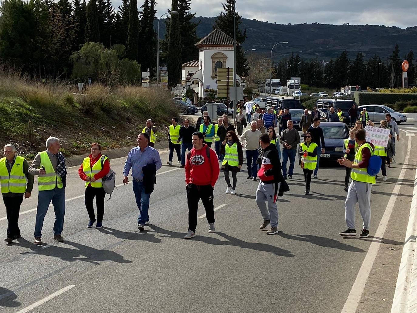 Las manifestaciones de agricultores y ganaderos que están recorriendo España desde el pasado mes de enero para protestar contra los bajos precios del aceite de oliva y de los productos hortofrutícolas han llegado a la provincia con una gran tractorada en el municipio de Antequera.