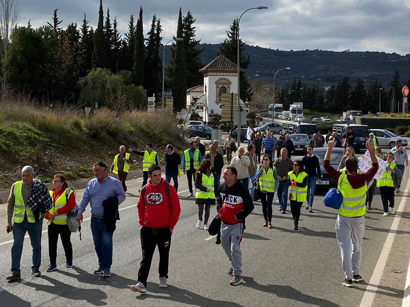 Las manifestaciones de agricultores y ganaderos que están recorriendo España desde el pasado mes de enero para protestar contra los bajos precios del aceite de oliva y de los productos hortofrutícolas han llegado a la provincia con una gran tractorada en el municipio de Antequera.