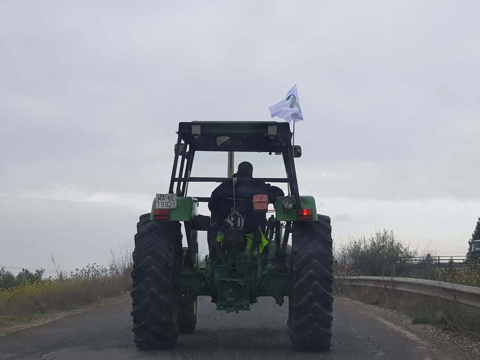 Las manifestaciones de agricultores y ganaderos que están recorriendo España desde el pasado mes de enero para protestar contra los bajos precios del aceite de oliva y de los productos hortofrutícolas han llegado a la provincia con una gran tractorada en el municipio de Antequera.