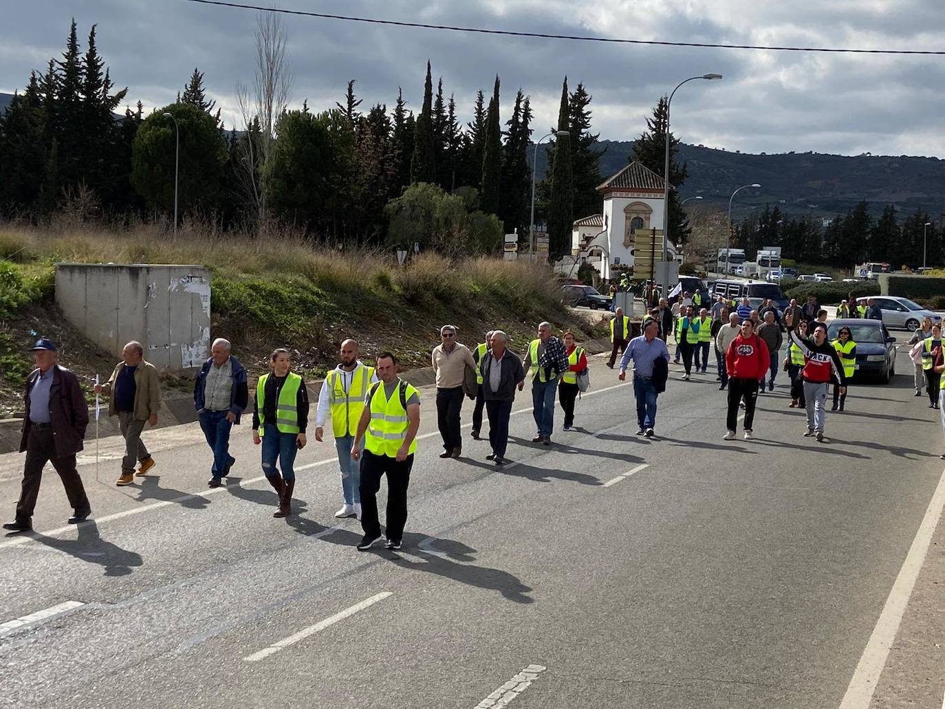 Las manifestaciones de agricultores y ganaderos que están recorriendo España desde el pasado mes de enero para protestar contra los bajos precios del aceite de oliva y de los productos hortofrutícolas han llegado a la provincia con una gran tractorada en el municipio de Antequera.