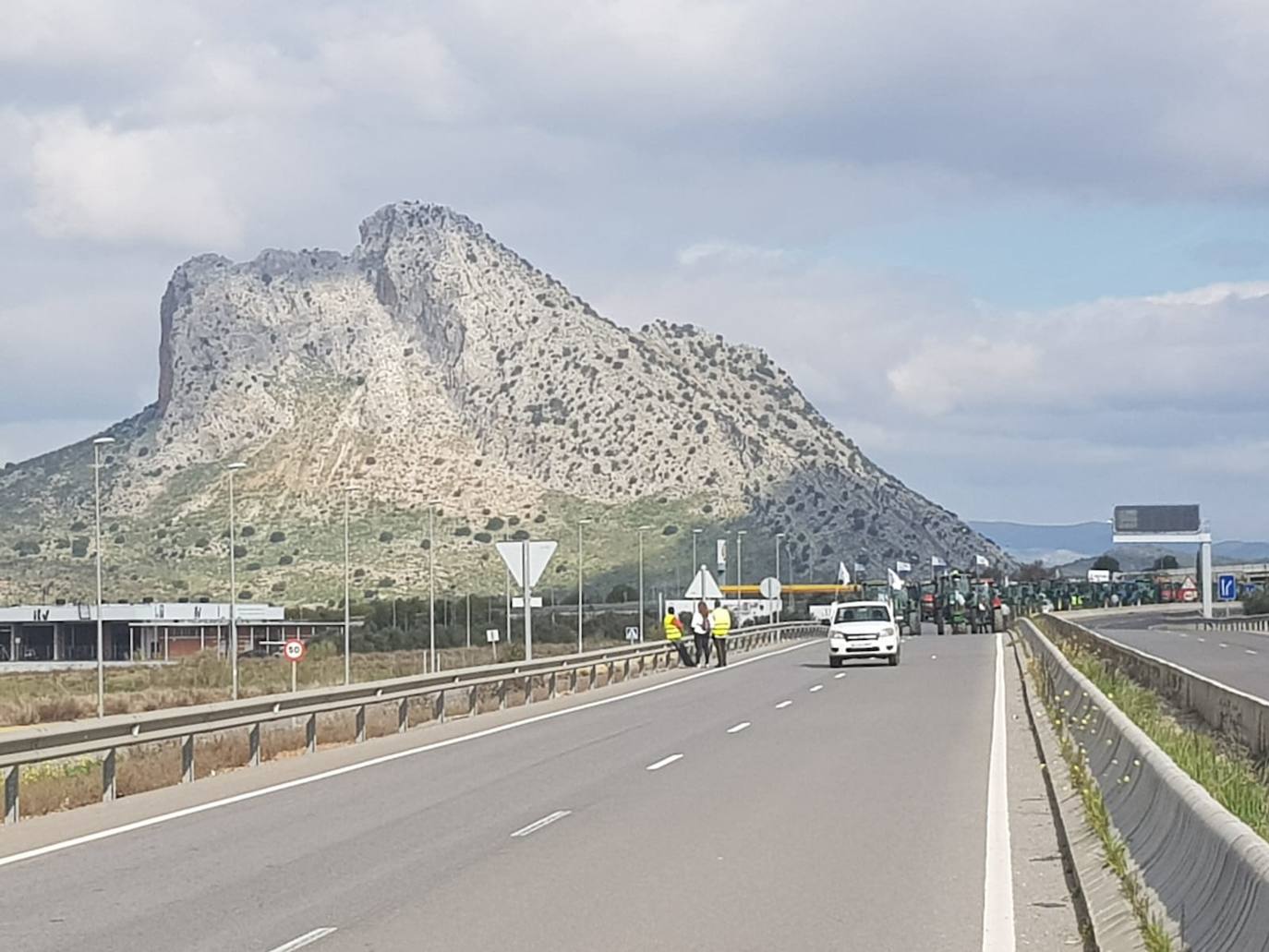 Las manifestaciones de agricultores y ganaderos que están recorriendo España desde el pasado mes de enero para protestar contra los bajos precios del aceite de oliva y de los productos hortofrutícolas han llegado a la provincia con una gran tractorada en el municipio de Antequera.