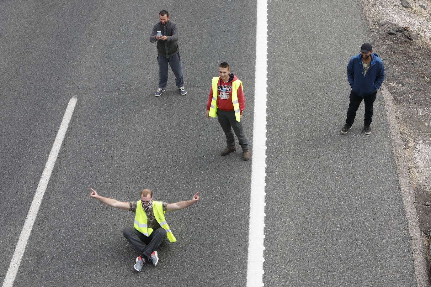 Las manifestaciones de agricultores y ganaderos que están recorriendo España desde el pasado mes de enero para protestar contra los bajos precios del aceite de oliva y de los productos hortofrutícolas han llegado a la provincia con una gran tractorada en el municipio de Antequera.