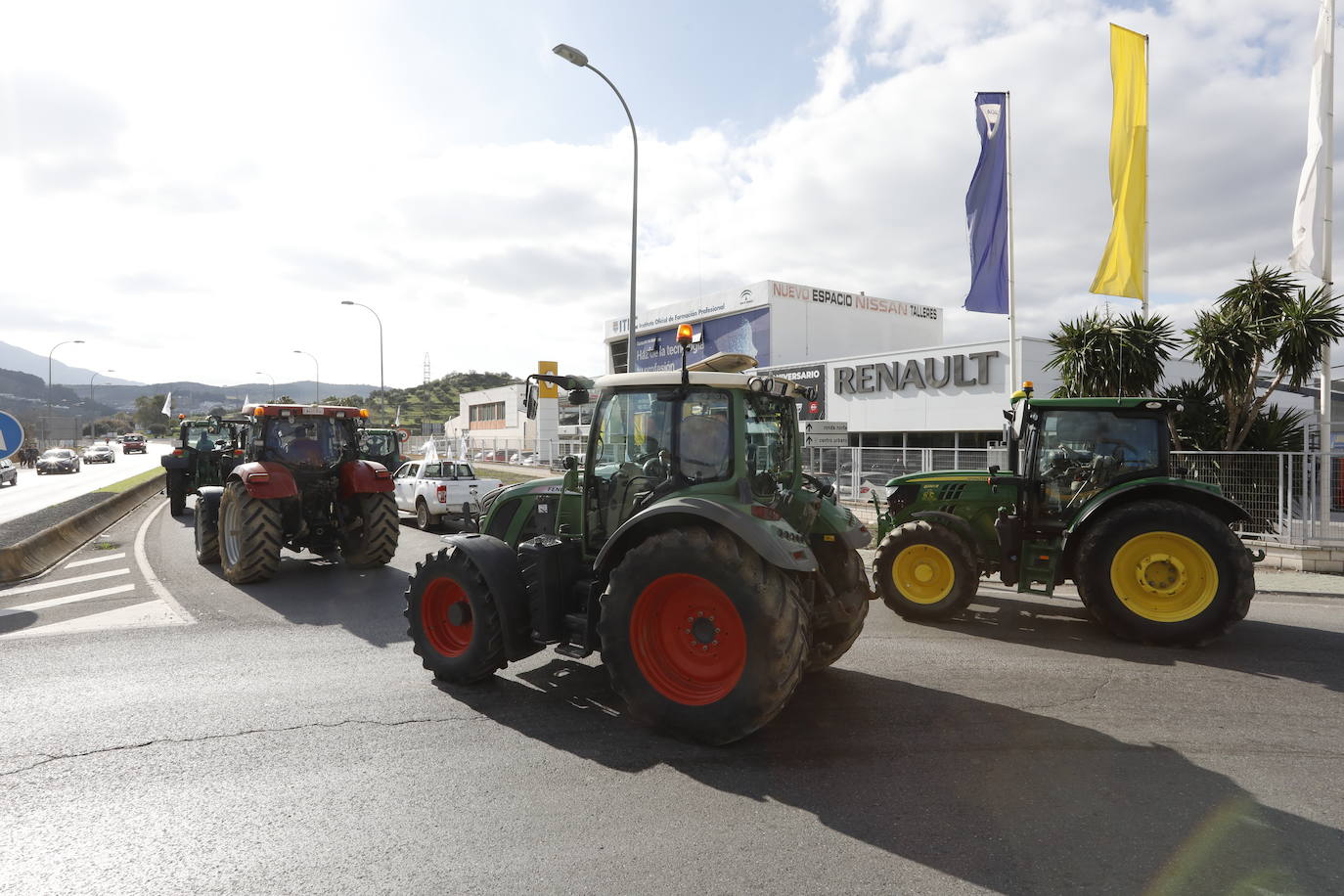 Las manifestaciones de agricultores y ganaderos que están recorriendo España desde el pasado mes de enero para protestar contra los bajos precios del aceite de oliva y de los productos hortofrutícolas han llegado a la provincia con una gran tractorada en el municipio de Antequera.