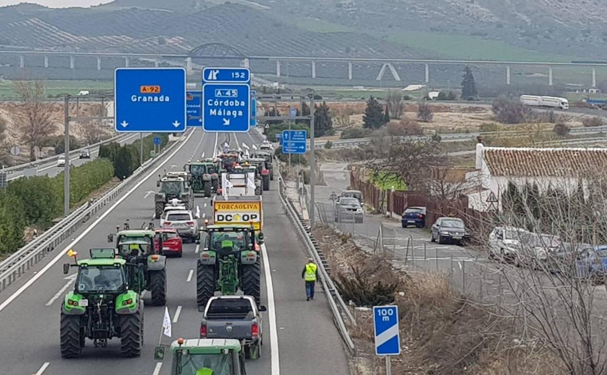 Normalizado el tráfico en la A-92 y la A-45 a su paso por Antequera tras finalizar la tractorada