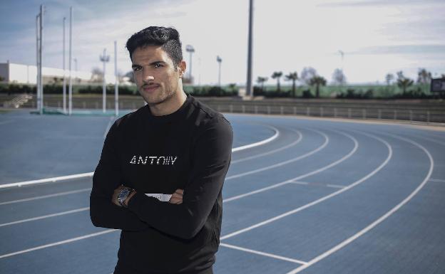 Antoñín, en el tartán de la pista del Ciudad de Málaga. 