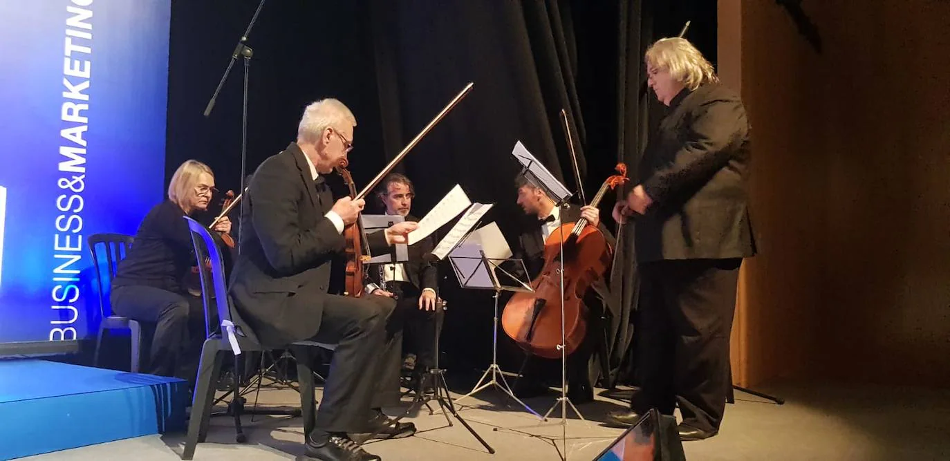 El auditorio Edgar Neville acogió esta semana la graduación de postgrado 2019 de ESIC con la entrega número 38 de los galardones Aster. En la foto: Un grupo de música clásica amenizó el evento.