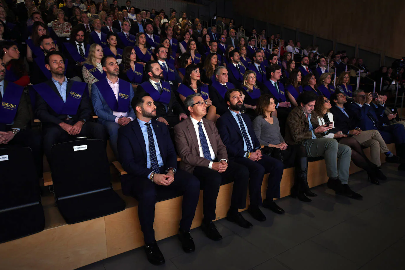 El auditorio Edgar Neville acogió esta semana la graduación de postgrado 2019 de ESIC con la entrega número 38 de los galardones Aster. En la foto: El auditorio lleno de graduados y representantes institucionales.