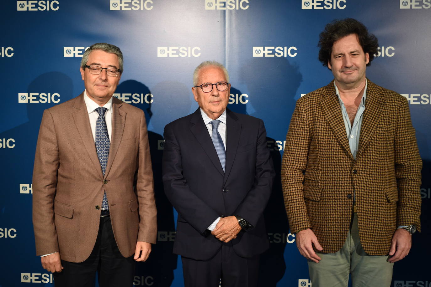 El auditorio Edgar Neville acogió esta semana la graduación de postgrado 2019 de ESIC con la entrega número 38 de los galardones Aster. En la foto: José Linares y Rafael Martínez.